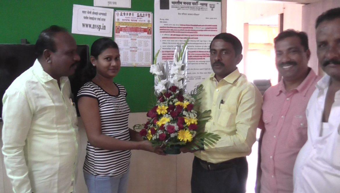 CIDCO Chairman Prashant Thankur felicitates city girl for coming 6th in the Sub-inspector post exams