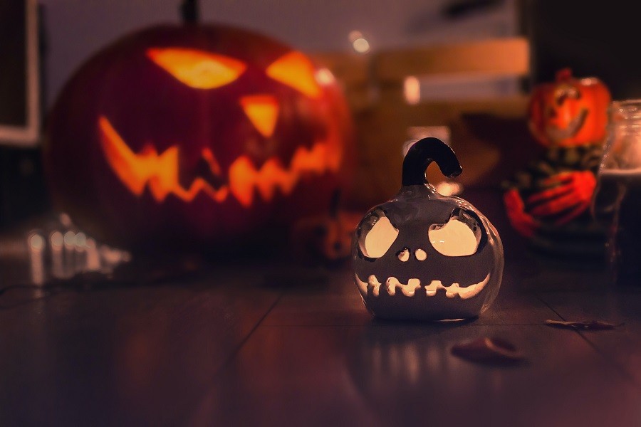 10 simple yet exciting ways to celebrate Halloween indoors