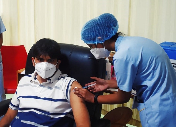 NMMC Commissioner Abhiji Bangar gets vaccinated against covid-19