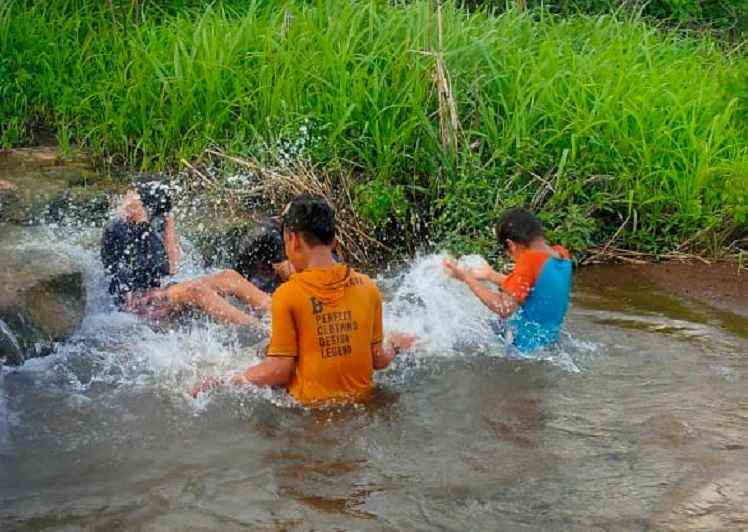 Children risking their lives at ponds and streams in Kharghar