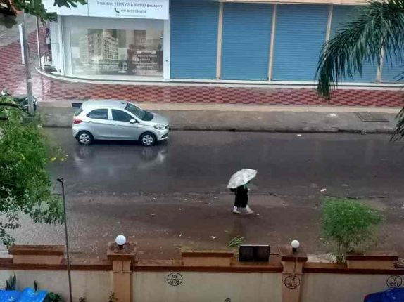 Unseasonal rain surprises residents of Navi Mumbai