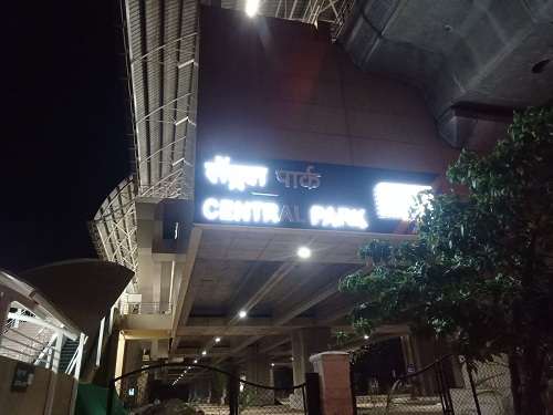 faulty sign board at central park metro station
